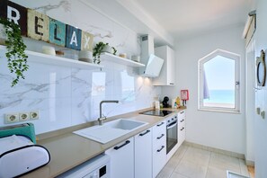 Kühlschrank, Mikrowelle, Ofen, Herdplatte
