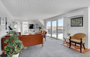 TV, fireplace, DVD player - Gorgeous home in Hvide Sande with sauna (Hvide Sande)