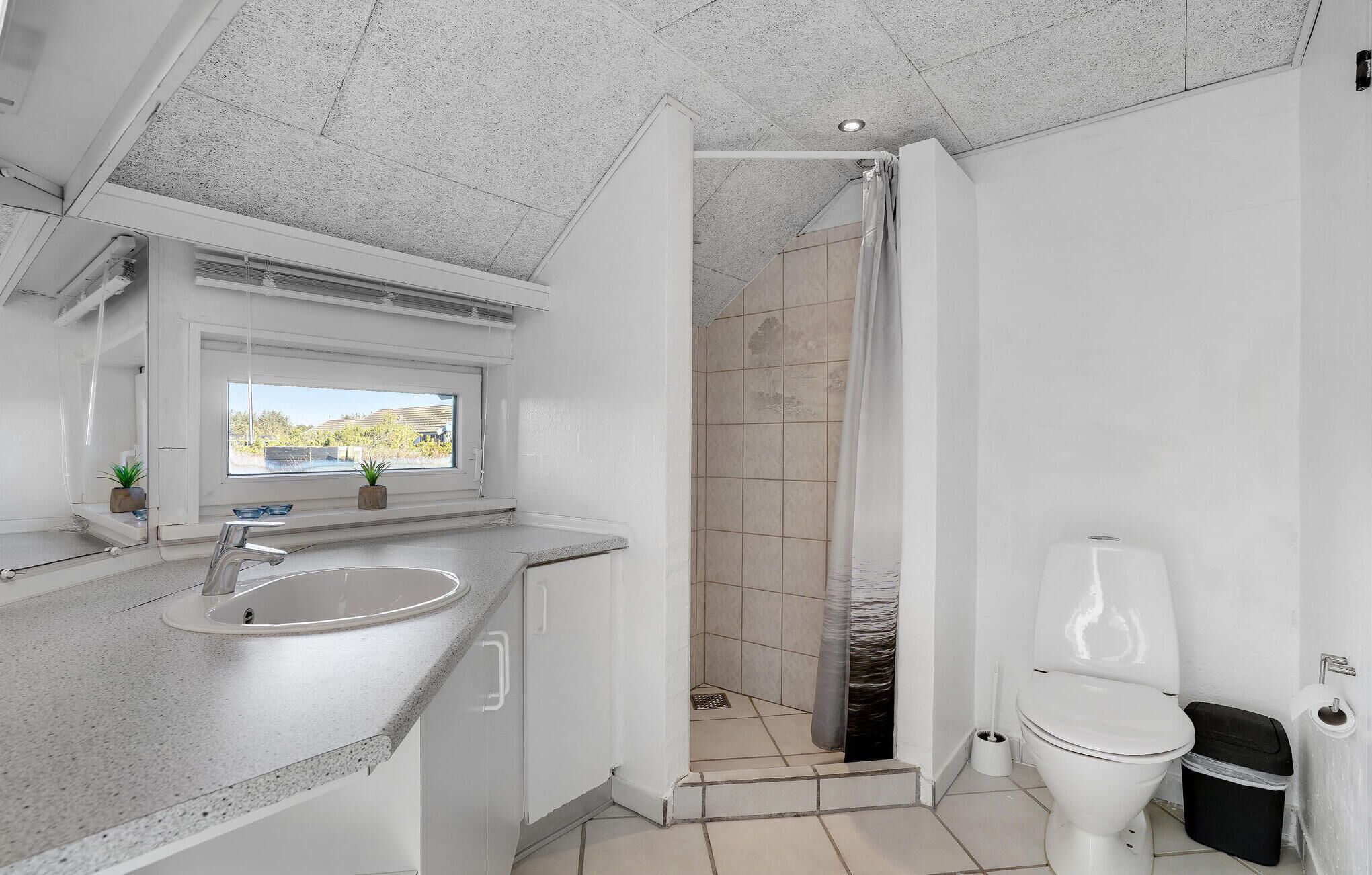 Ein modernes Badezimmer mit Dusche, Toilette und Waschbecken.