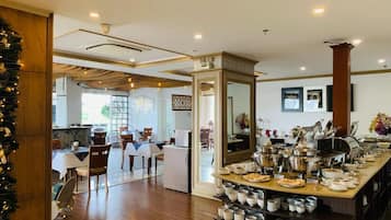 Daily buffet breakfast (VND 250000 per person)
