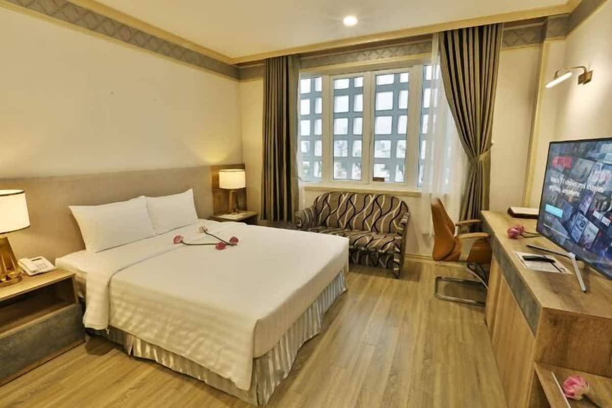 Premium bedding, minibar, in-room safe, desk