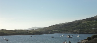 Traditional style Cottage in a quiet location close to the Kenmare Bay