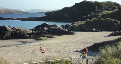 Traditional style Cottage in a quiet location close to the Kenmare Bay