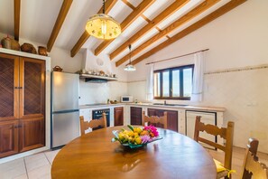 Kjøleskap, mikrobølgeovn, ovn og oppvaskmaskin