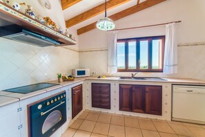 Kjøleskap, mikrobølgeovn, ovn og oppvaskmaskin