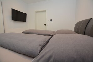 2 habitaciones, tabla de planchar con plancha, cuna de viaje y internet