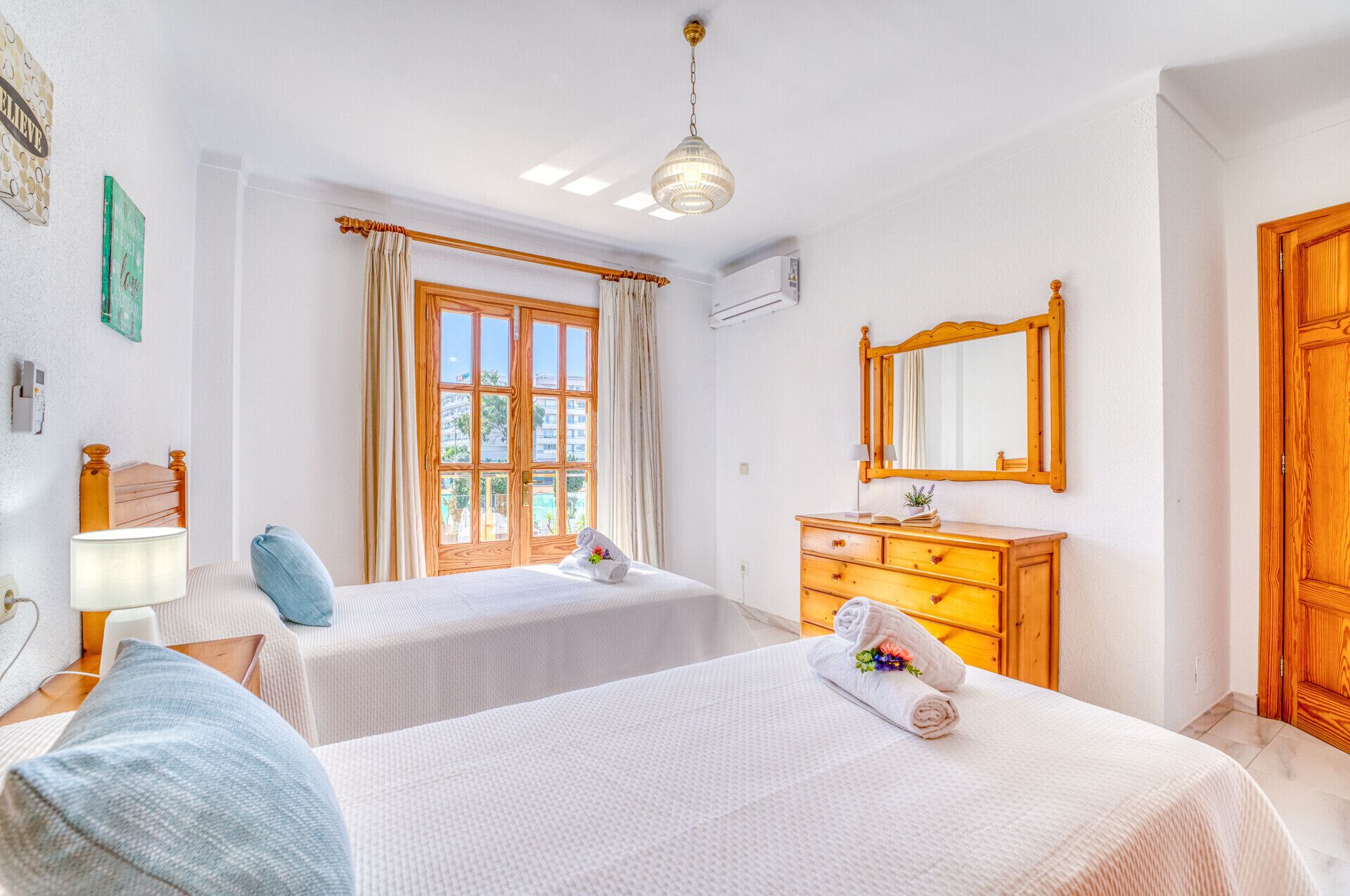 4 chambres, coffres-forts dans les chambres, fer et planche à repasser