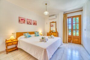 4 bedrooms, in-room safe, iron/ironing board, free WiFi