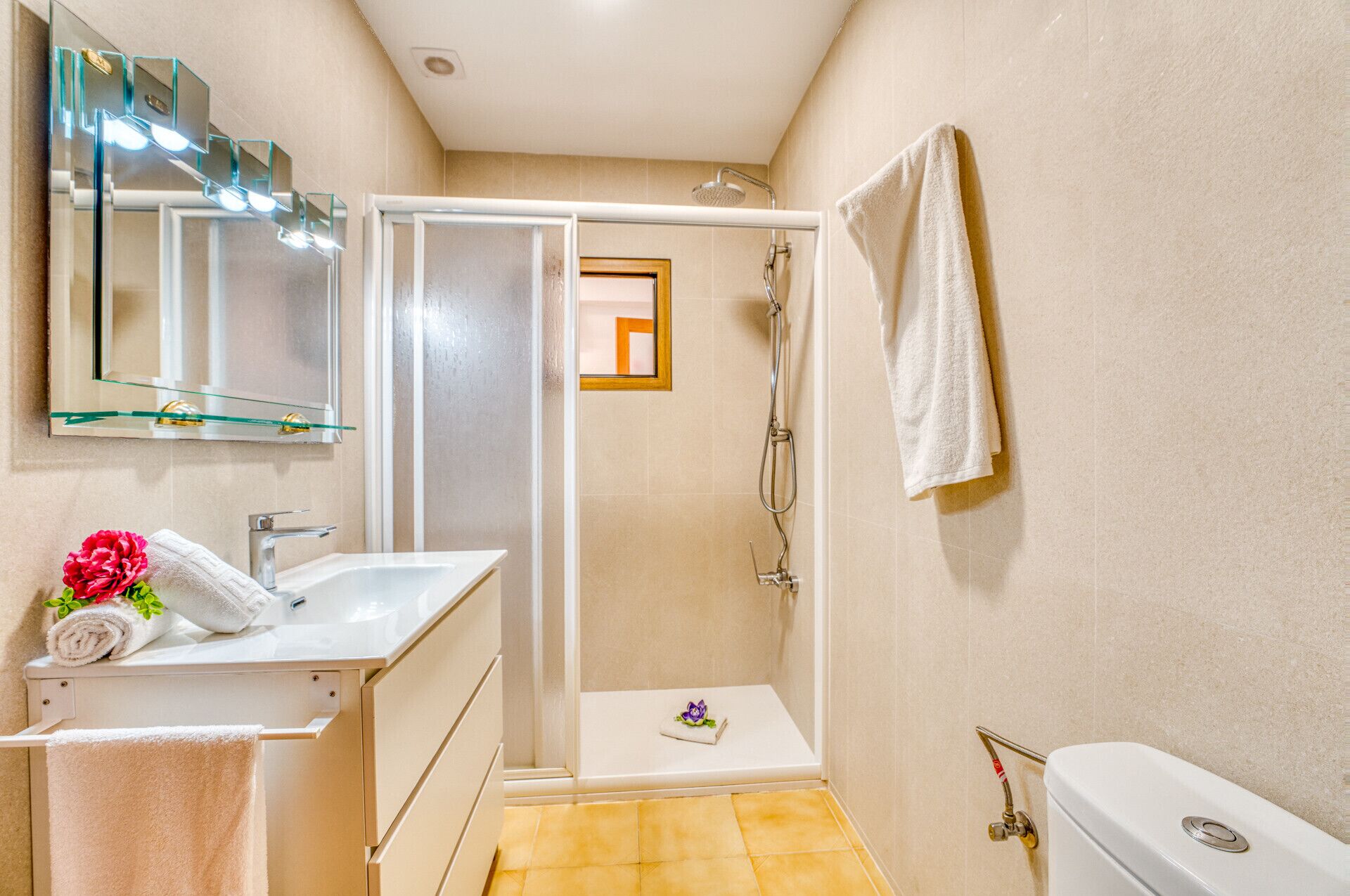 Ein Badezimmer mit Dusche, Waschbecken und Toilette.