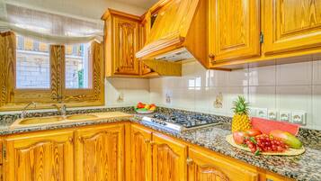 Een koelkast, een microgolfoven, een oven, een vaatwasser