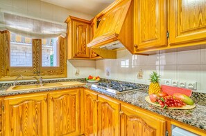 Jääkaappi, mikroaaltouuni, uuni, astianpesukone