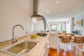 Fridge, microwave, oven, dishwasher - Apartment Playasol in Alcudia Beach with garden (Alcúdia)