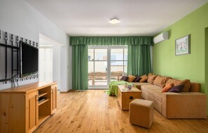 Télévision, lecteur de DVD, baby-foot, chaßne hi-fi