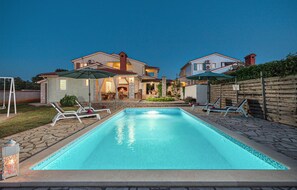 Outdoor pool - Cozy home in Golubovo (Golubovo)