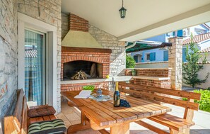 Outdoor dining - Cozy home in Golubovo (Golubovo)
