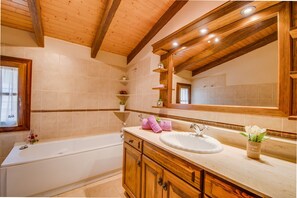 Badewanne, Haartrockner, Handtücher