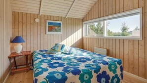 3 bedrooms, travel cot, free WiFi - Gorgeous home in Sydals with sauna (Sydals)