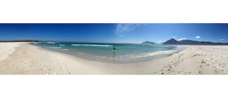 Perto da praia, espreguiçadeiras