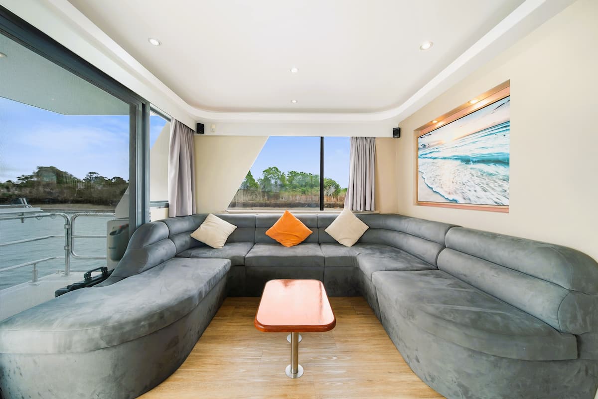 Mobile Luxury-Unterkunft, 4 Schlafzimmer, Flussblick (Aegean 60) | Wohnbereich | LED-Fernseher