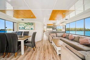 Mobile Home Luxe, 4 chambres, vue fleuve (Blue Sky) | Coin séjour