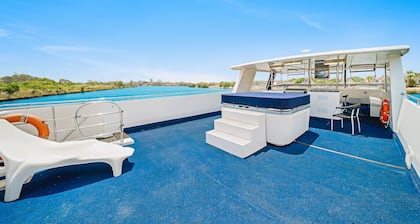 Coomera Houseboat Holidays