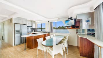 Luxe stacaravan, 4 slaapkamers, uitzicht op rivier (Aegean 60) | Dineerruimte