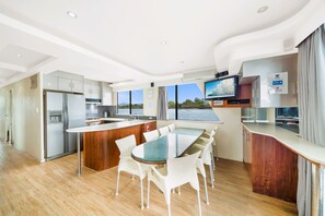 Mobile Home Luxe, 4 chambres, vue fleuve (Aegean 60) | Salle à manger