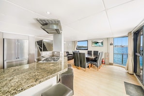 Luxury Houseboat, 4 Bedrooms (The Prestige) | Dining room