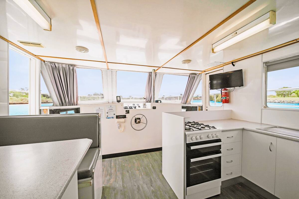 บ้านเคลื่อนที่, 2 ห้องนอน, วิวแม่น้ำ (Seaview) | บริเวณนั่งเล่น | ทีวีจอแอลอีดี