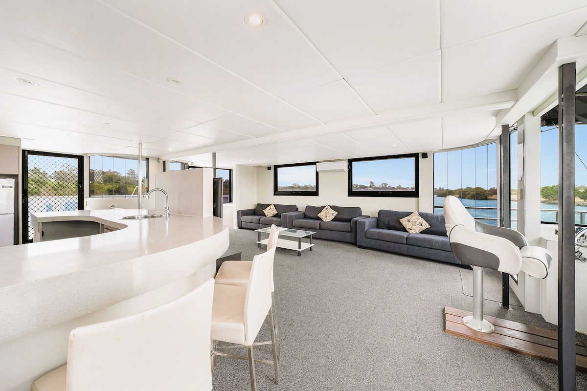 Mobile Luxury-Unterkunft, 4 Schlafzimmer, Flussblick (The Prestige) | Wohnbereich | LED-Fernseher