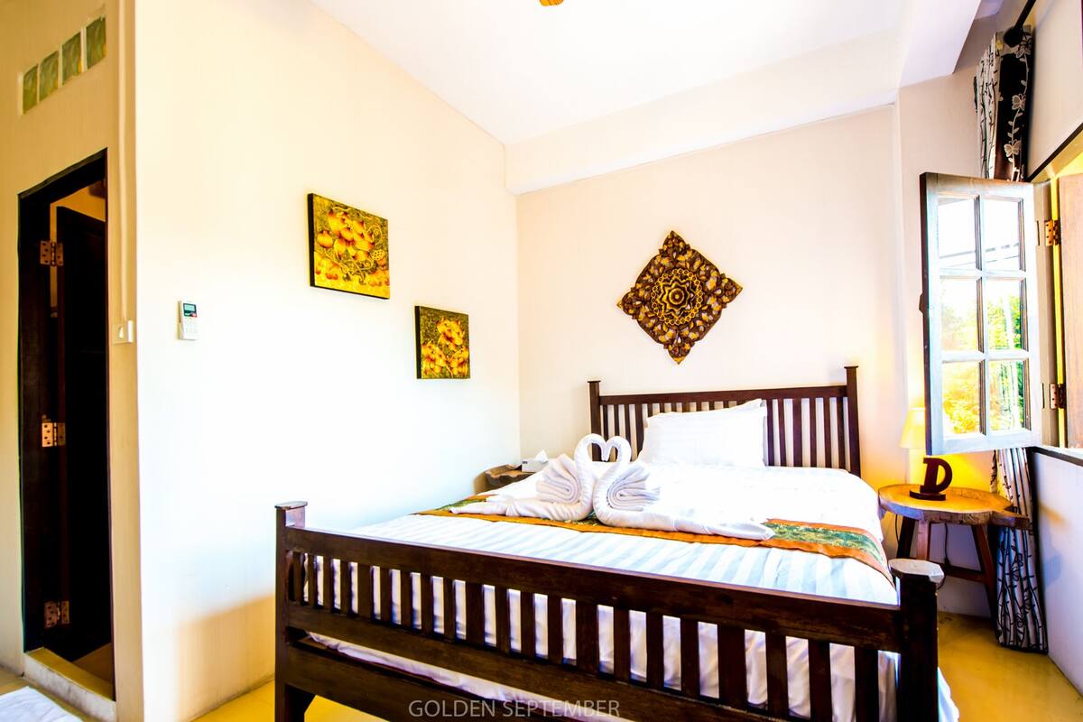 Habitación económica doble | Colchones Select Comfort, decoración individual, escritorio