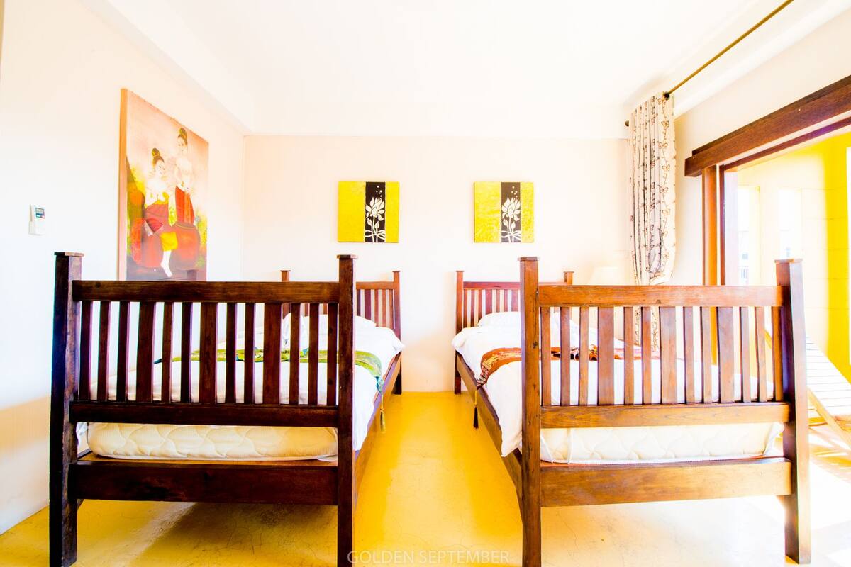 Twin Room with Balcony | Colchones Select Comfort, decoración individual, escritorio