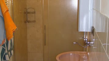 Ensemble douche/baignoire, serviettes fournies