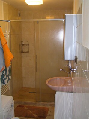 Combined shower/bathtub, towels - Comfortable house in Bohemian Paradise with swimming pool, internet (Turnov)