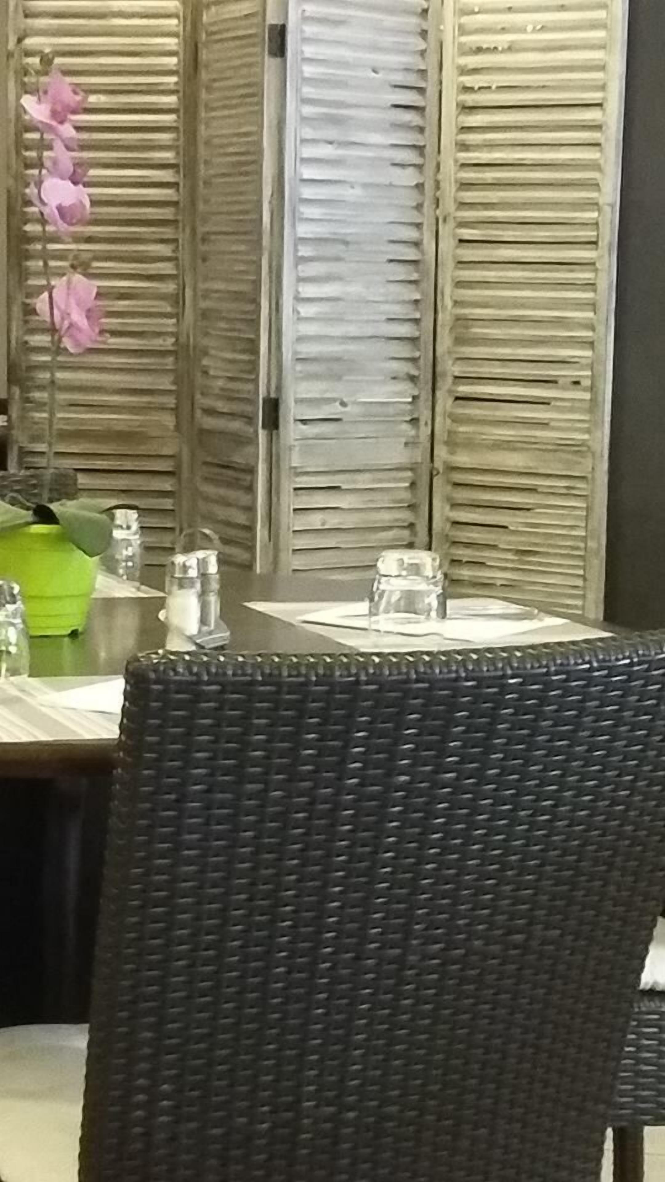 供應早餐、午餐和晚餐，法國料理