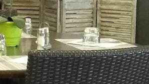 早餐，供應午餐和晚餐
