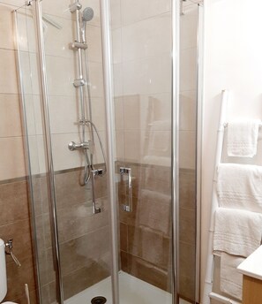 Double Room, 1 Double Bed, Non Smoking | Bathroom | Shower, free toiletries, hair dryer, towels - Hotel Restaurant Le Goût des Hôtes (Frontignan)