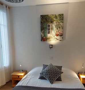 Double Room, 1 Double Bed, Non Smoking | Individually decorated, individually furnished, iron/ironing board - Hotel Restaurant Le Goût des Hôtes (Frontignan)