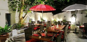 Terrace/patio - Hotel Restaurant Le Goût des H ôtes (Frontignan)