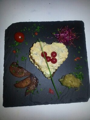 Breakfast, lunch, dinner served; French cuisine  - Hotel Restaurant Le Goût des Hôtes (Frontignan)