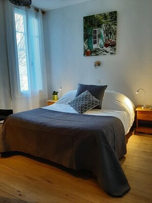 Double Room, 1 Double Bed, Non Smoking | Individually decorated, individually furnished, iron/ironing board - Hotel Restaurant Le Goût des Hôtes (Frontignan)