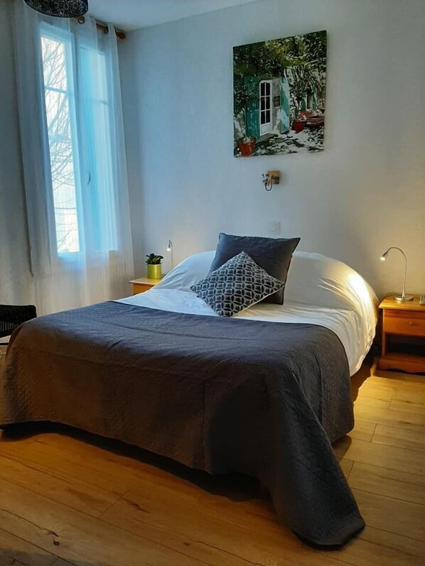 Double Room, 1 Double Bed, Non Smoking | Individually decorated, individually furnished, iron/ironing board