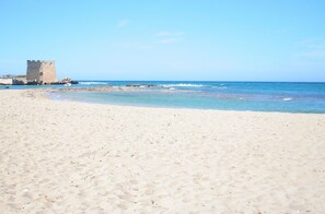 Ubicación cercana a la playa y tumbonas