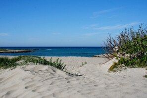 Ubicación cercana a la playa y tumbonas