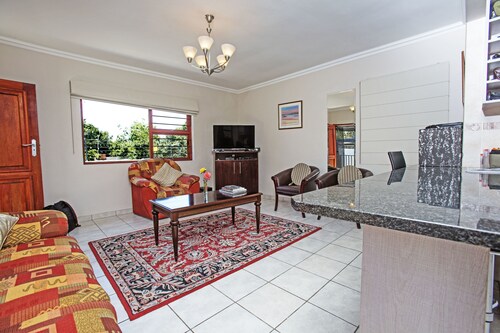 Spacious Garden Cottage