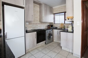 Private kitchen - Spacious Garden Cottage (Sandton)