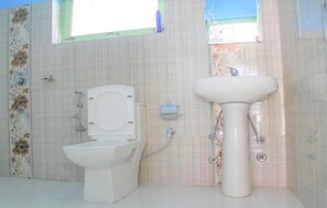 Shower, free toiletries, towels - Ibex Guest House (Leh)