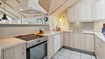 Køleskab, kogeplade, opvaskemaskine, kaffe-/temaskine