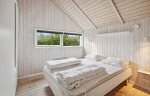 4 bedrooms, travel crib, free WiFi
