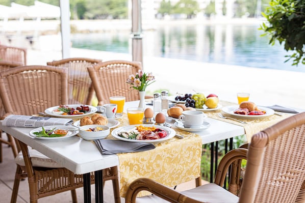 Free daily buffet breakfast